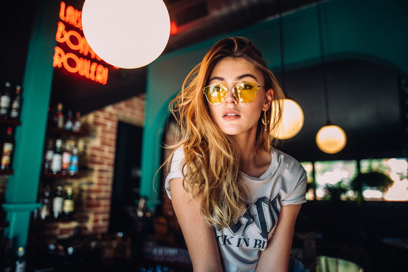 portrait, bokeh, women, André Josselin, women with shades, long hair, sunglasses, bar, blonde, T-shirt, face, dark eyes, 720P