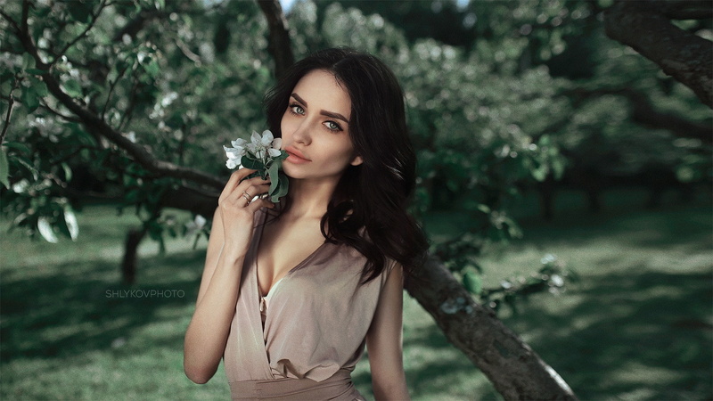 wide jaw, flowers, Nikolay Shlykov, cleavage, portrait, women outdoors, 1080P, depth of field, women, brunette, face, blue eyes