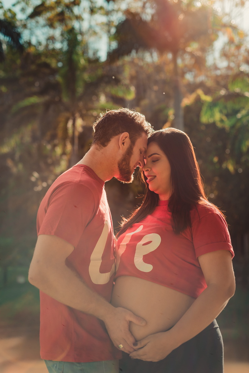 casual clothing, blurr, relationship, focus, pregnant, smiling, outdoors, focus on foreground, bonding, men, couple - relationship, young women, young men