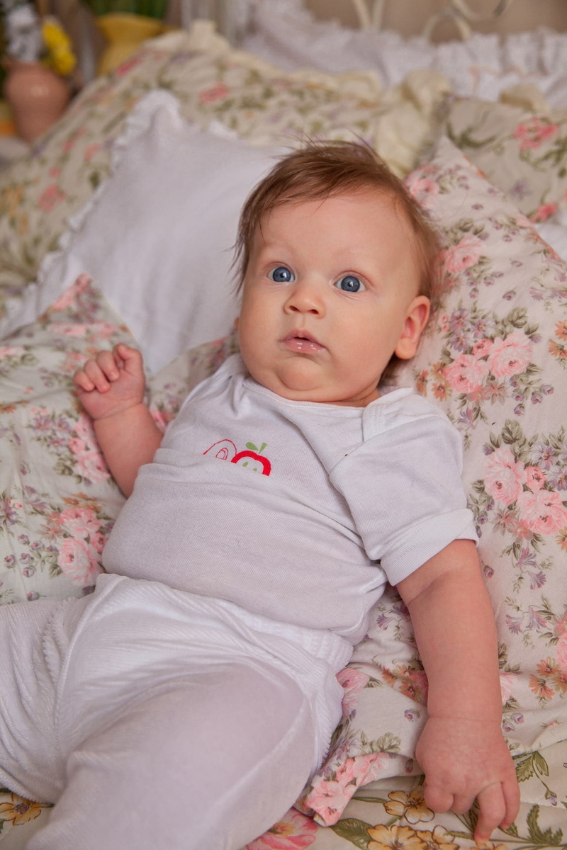 newborn, infant, real people, adorable, child, bed, sweet, portrait, toddler, babyhood, furniture, motherhood, cute, little, young, tiny, lying, expression