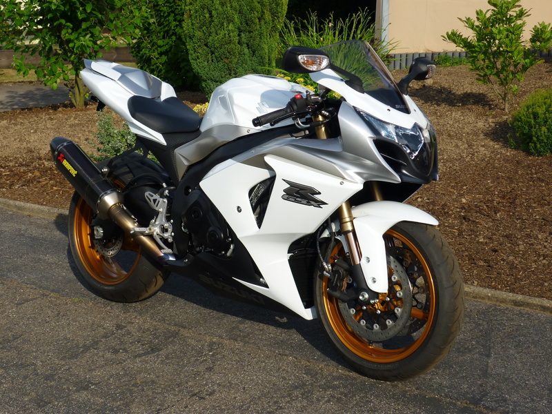 speed, motorcycle, real people, ride, driving, headwear, helmet, biker, engine, men, one person, riding, gixxer, mode of transportation, day, transportation