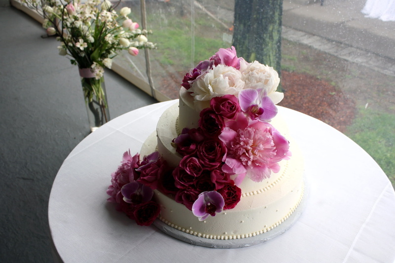 flowering plant, baked, temptation, summer, backgrounds, freshness, flower head, white, bouquet, flower, rose - Flower, wedding, beauty in nature, cake