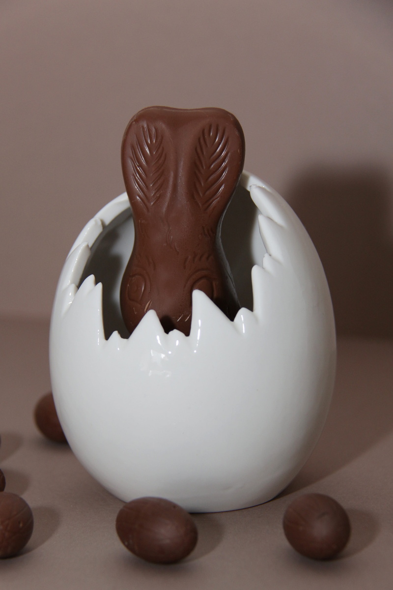 focus on foreground, close-up, food and drink, holiday, hare, 8K, easter decoration, easter egg, unhealthy eating, tracy, hatch, still life, food, representation