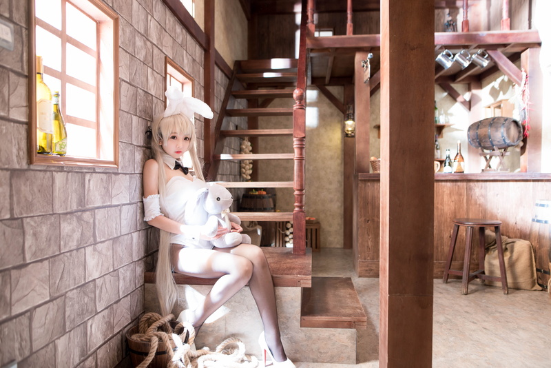 bunny suit, 5K, stairs