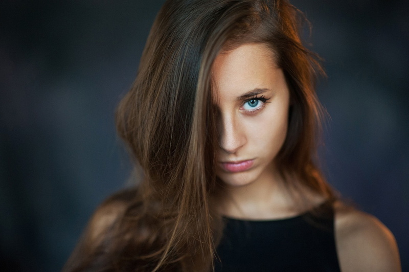 body part, long hair, contemplation, headshot, beautiful people, hair in face, studio shot, adult, hairstyle, 1080P, beautiful woman, emotion, indoors