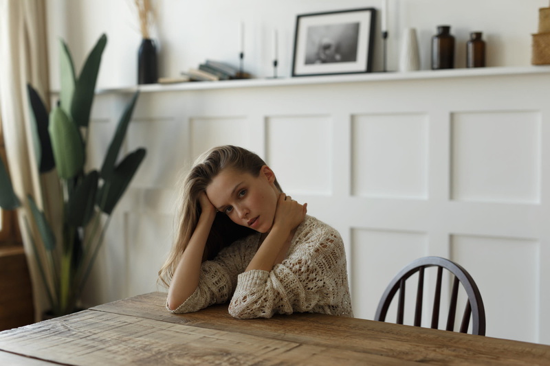 women indoors, table, plants, 1080P, sweater, sitting, portrait, Fenix Raya, chair, women