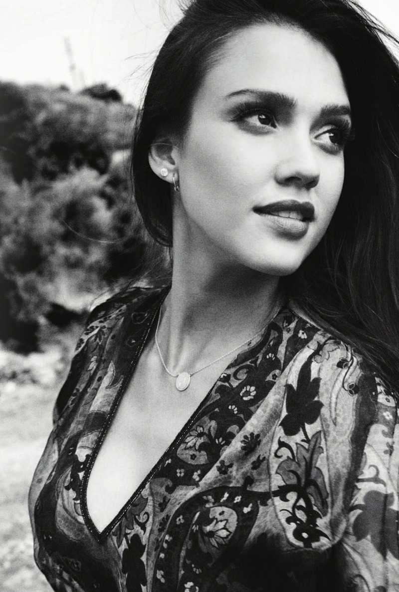 720P, looking at camera, hair, women, necklace, beautiful woman, beauty, Jessica Alba, headshot, contemplation, young adult, young women, monochrome, adult
