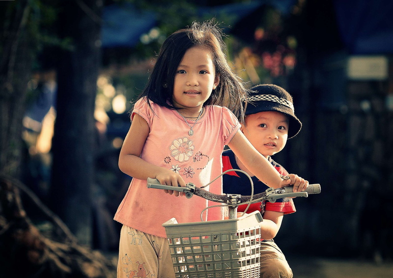 child, togetherness, happiness, close up, adorable, blur, hand, looking at camera, childhood, daughter, portrait, male, focus on foreground, emotion, enjoyment