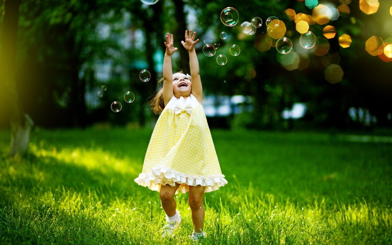 little girl, nature, 720P, happiness, green, grass, little, girl, trees, bubbles, bokeh