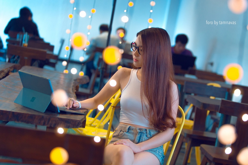 incidental people, table, real people, hair, leisure activity, Asian, young women, illuminated, hairstyle, adult, holding, light, people, lens, casual clothing