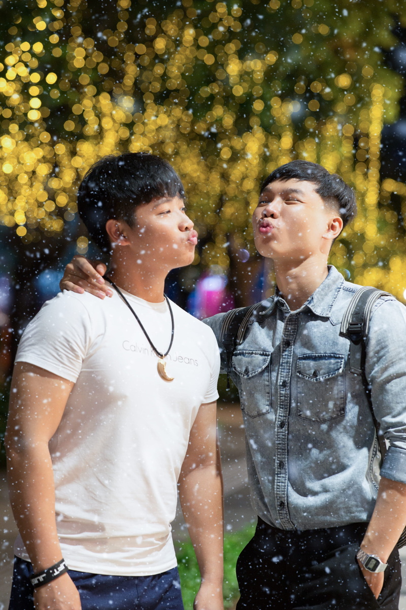 love, park, positive emotion, bonding, togetherness, focus on foreground, two, happiness, lifestyles, casual clothing, summer, 2K, boys, pouting, portrait