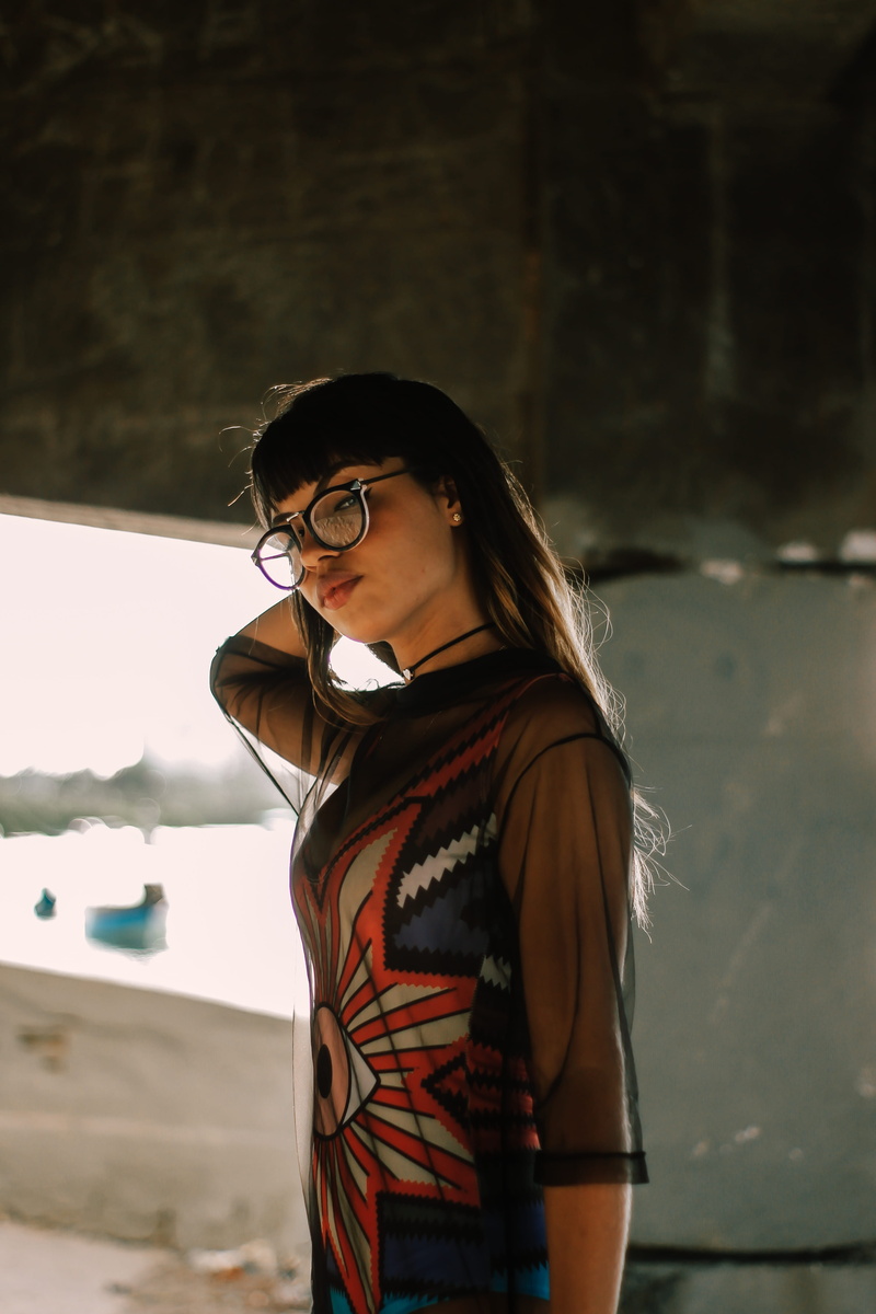 canon, glasses, focus on foreground, waist up, folk, neck, contemplation, photography, lips, eyeglasses, real people, dress, retrato, portraiture, one person