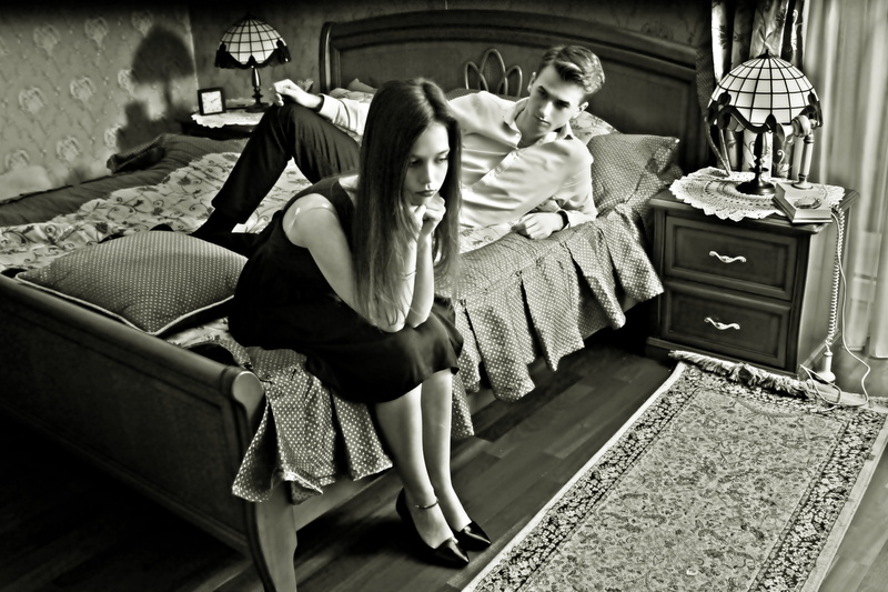 a quarrel, family, railroad track, real people, adult, Para, sister, women, domestic room, childhood, daughter, near, full length, two people, girls, sofa