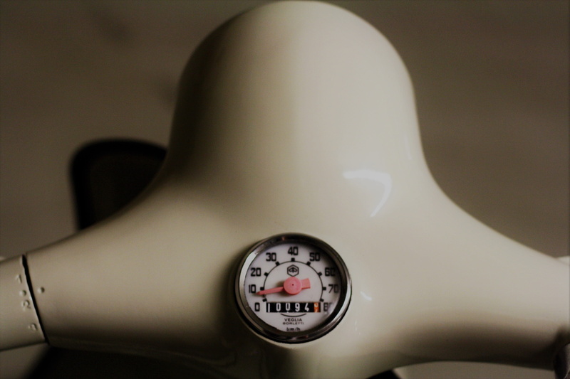 front light, spotlight, indoors, communication, adult, sheet metal roller, one person, car, time, transportation, Handlebars, retro styled, urgency, design