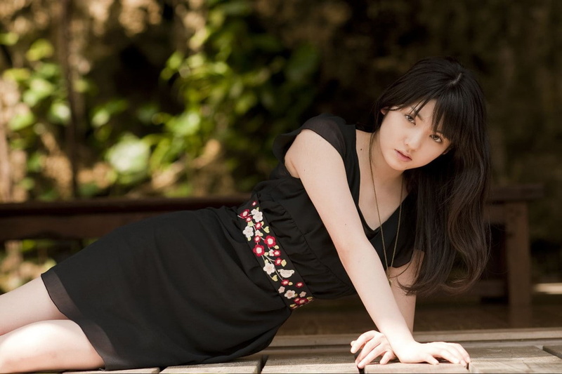 young women, focus on foreground, model, 720P, three quarter length, Asian, black hair, women, bangs, leisure activity, hairstyle, young adult, beauty
