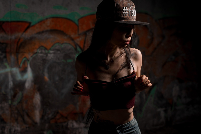 2K, graffiti, wall, brunette, tattoo, model, outdoors, Anton Vladimirovich, women, baseball caps, inked girls, short tops, dark, women outdoors, necklace