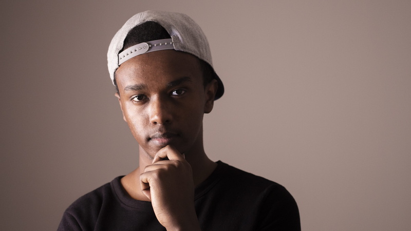 serious, cap, young men, body part, studio shot, copy space, front view, indoors, young adult, head, finger, leisure activities, 5K, accessory, accessories