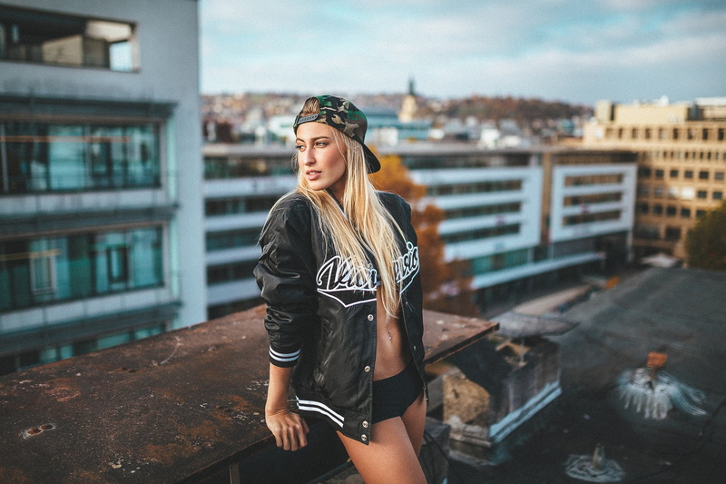 outdoors, belly, looking away, rooftops, piercing, building exterior, fashion, blonde, day, young adult, built structure, beautiful woman, hairstyle, standing