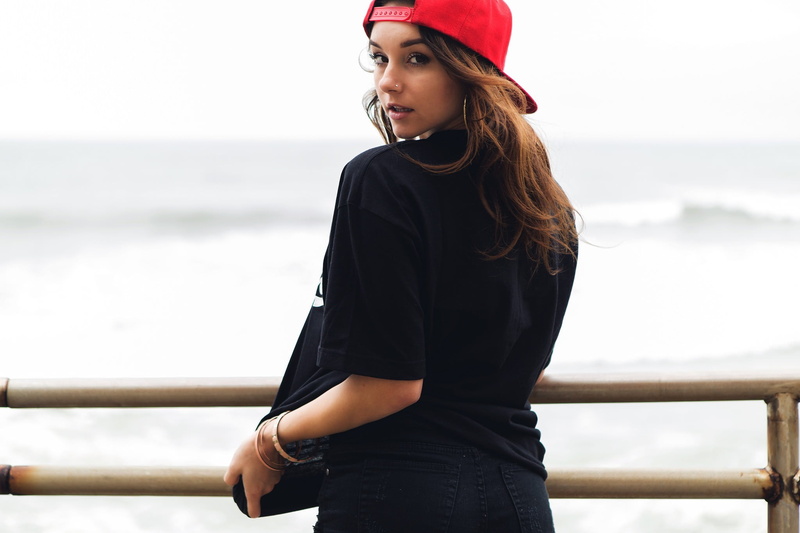 sea, looking back, women, hairstyle, three quarter length, day, young women, portrait, T-shirt, standing, leisure activity, beautiful woman, baseball caps