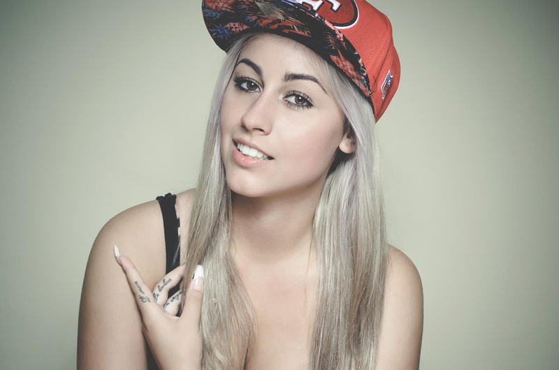 fingers, baseball caps, indoors, brown eyes, adult, young women, smiling, tattoo, looking at camera, front view, looking at viewer, fashion, gradient, 1080P