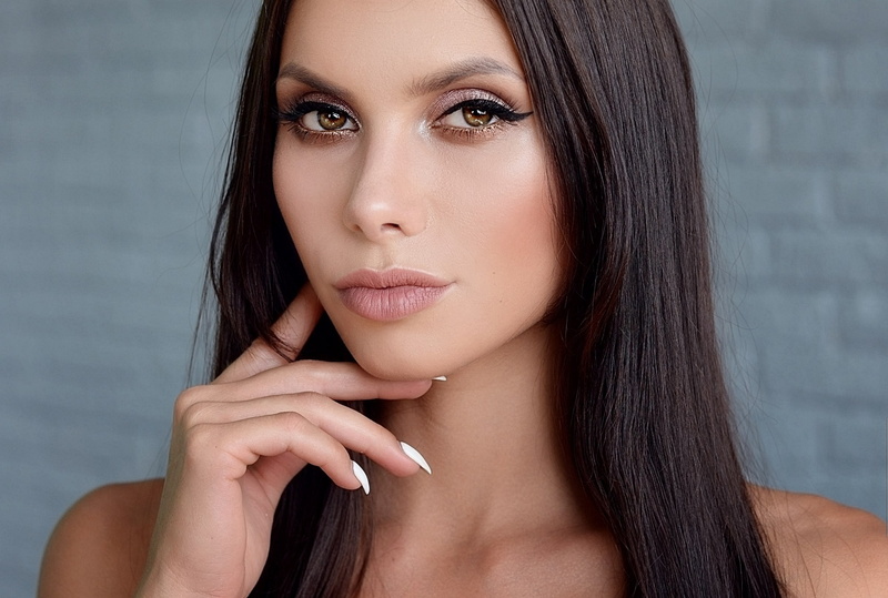 2K, fashion model, beautiful people, human hair, brown hair, human face, glamour, one person, hairstyle, headshot, looking at camera, women, eyeliner
