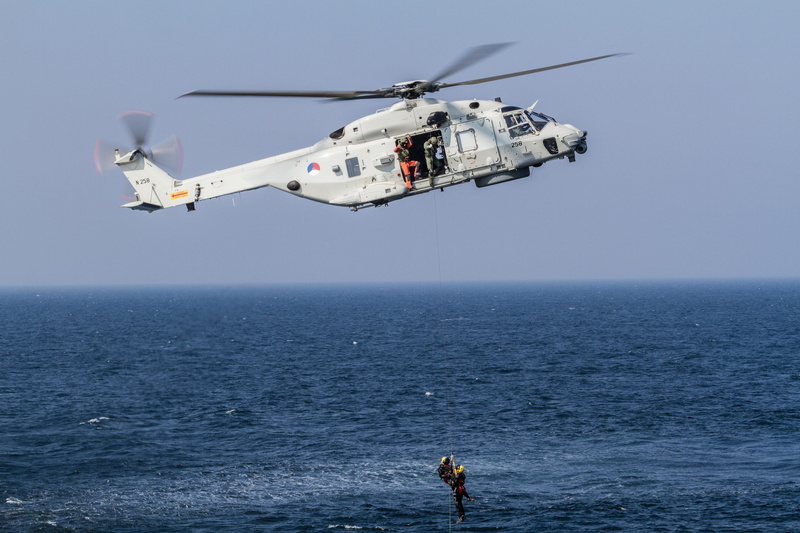 flight, transportation, marine, fly, navy, air vehicle, military training, heli, sar, horizon, motion, mid-air, sky, chopper, military, need, rescue, water