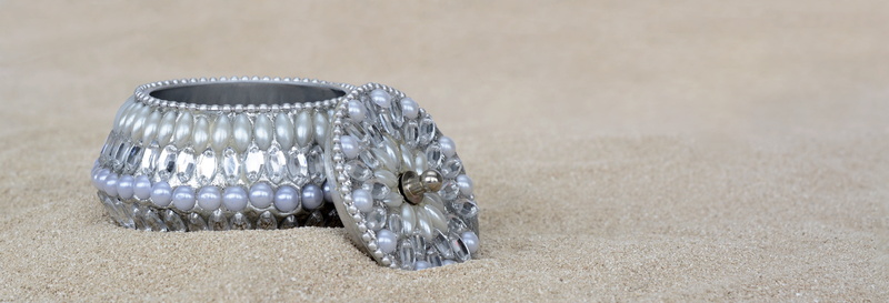 gift, diamond - gemstone, gloss, day, decor, indoors, nacre, jewelry box, 5K, water, shimmer, silver, shiny, sparkle, noble, beads, luxury, purity, metal