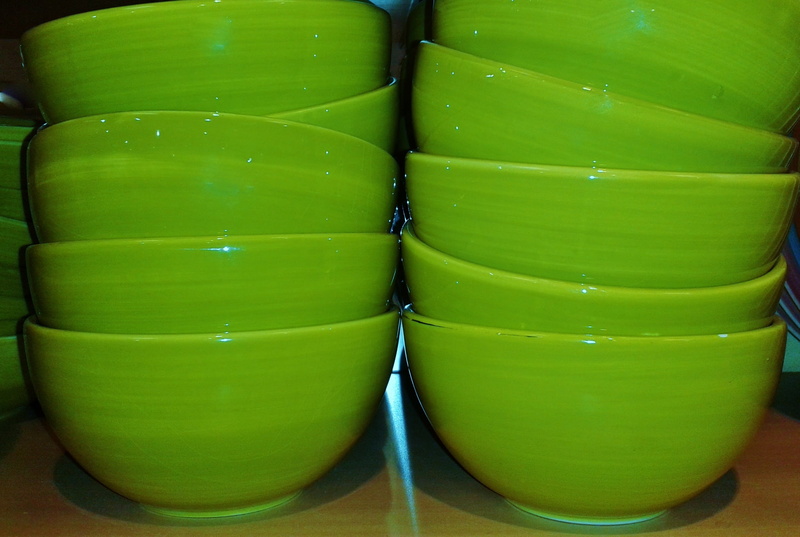 ceramic, crockery, tureen, green, food, still life, dinnerware, two objects, soup bowl, budget, 1080P, rice bowl, indoors, cereal bowls, vegetable, large group of objects