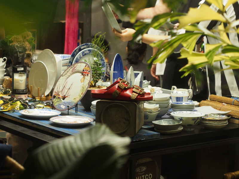 outdoors, dinnerware, glass, no people, cup, tea cup, plant, selective focus, dinnerwares, drinking glass, 4K, day, blue, drink, indoor, crockery, restaurant