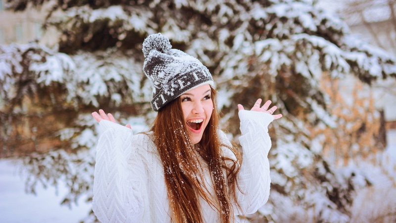 hand, nature, women, model, outdoors, women outdoors, long hair, sweater, mouth, 1080P, redhead, screaming, human arm, hair, portrait, open mouth, human body part