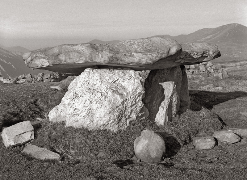 rock - object, beauty in nature, sky, dolmen, no people, nature, field, plant, landscape, 2K, scenics - nature, day, non-urban scene, tranquil scene, merillés