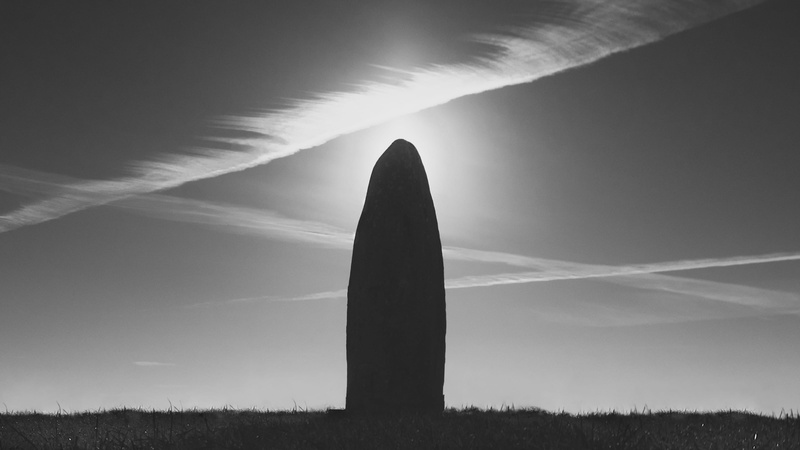 vapor trail, menhir, gaulois, architecture, stand up, shadow, built structure, silhouette, no people, elevate, tree, flare, sunbeam, cloud - sky, bretagne
