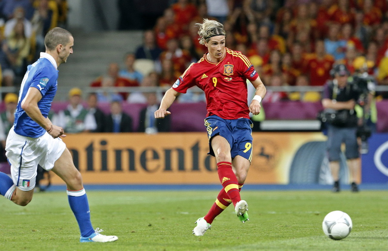 jersey, match - sport, men, shirt, motion, red, Spain vs Italy, final, activity, El Nino, people, champion, soccer, focus on foreground, soccer player