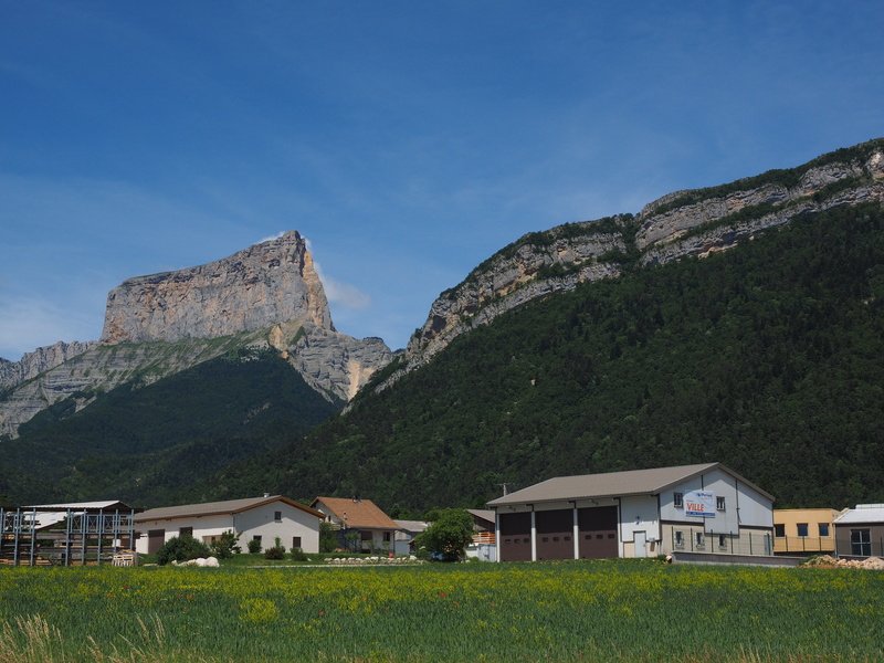land, mountain range, antoine de ville, built structure, westalpen, day, mont aiguille, house, massif, scenics - nature, residential district, table mountain