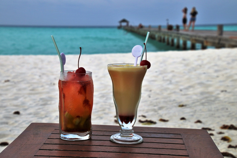 the drink, household equipment, rest, ferie, cocktail, no people, ocean, drinks, relax, holiday, alcohol, the pier, glass, cocktail alcoholic, travel, drinking