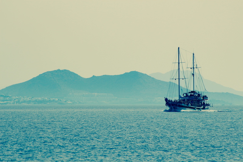 yacht, excursion, tour, tranquil scene, beauty in nature, nature, sailboat, range, no people, 5K, water, copy space, nautical vessel, transportation, travel