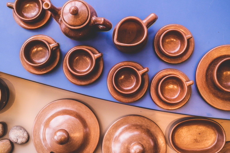 high angle view, pottery, crockery, 5K, Clay, blue, Vase, arrangement, handwork, brown, exposure, Museum, food and drink, collection, no people, repetition