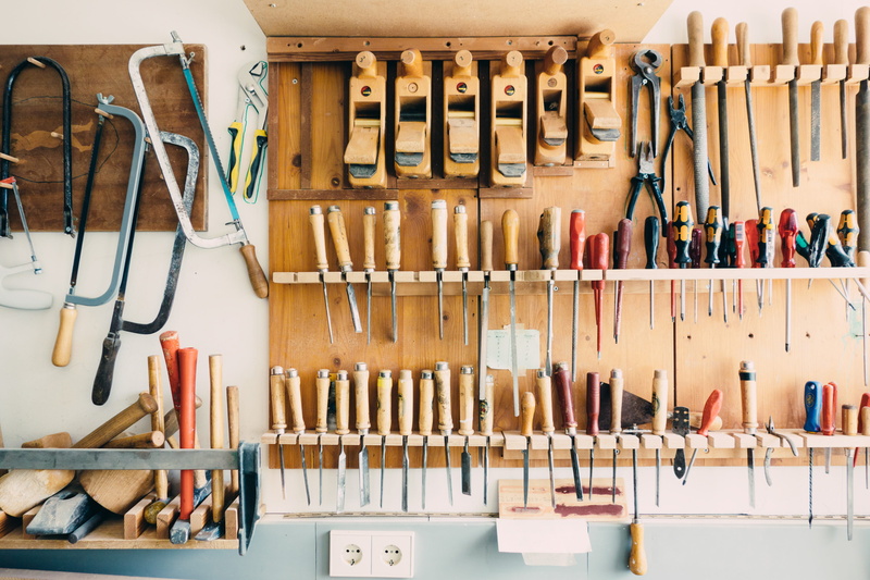 large group of objects, workshop, wall - building feature, making, tool, arrangement, no people, in a row, hanging, workbench, indoors, hand tool, diy