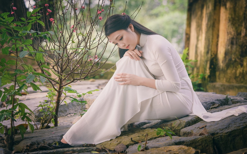 real people, lifestyles, Women, nature, Vietnamese, white color, outdoors, wedding dress, fashion, Girl, leisure activity, 1080P, wedding, hairstyle, tree