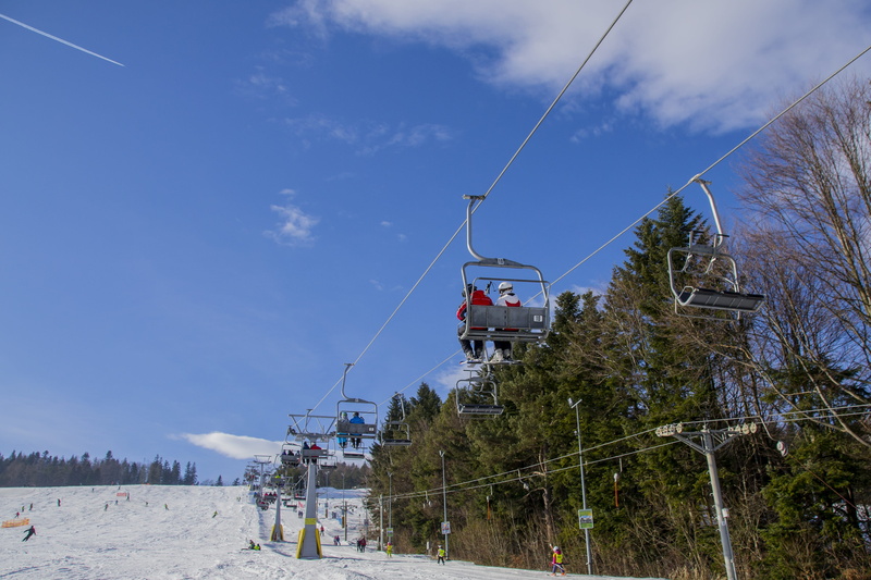 sunny day, day, nature, skis, cold temperature, cable car, incidental people, plant, outdoors, lift chair, land, krynica mountain, ferie, winter, blue