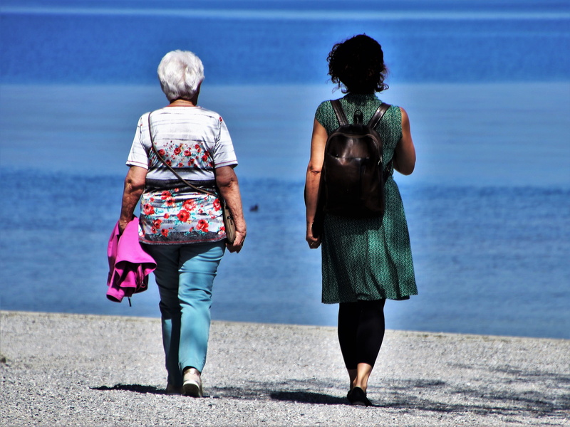 two people, hairstyle, togetherness, sunny, for, blue, lifestyle, two, peace of mind, outdoors, the back, water, spacer, women, beach, conversation, nature