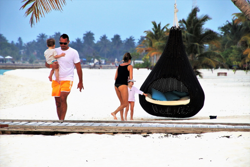 leisure activity, sand, casual clothing, ferie, day, ocean, beach, paradise, woman, sea, egg, rest, trip, 5K, spacer, nature, island, boiling hot, clothing