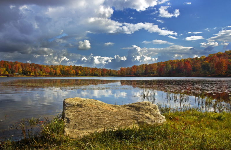 4K, blue, grass, lake, cloud - Sky, pond, change, body of water, fall, idyllic, nature, mountain, scenics, plant, water, autumn, color Image, forest, rock