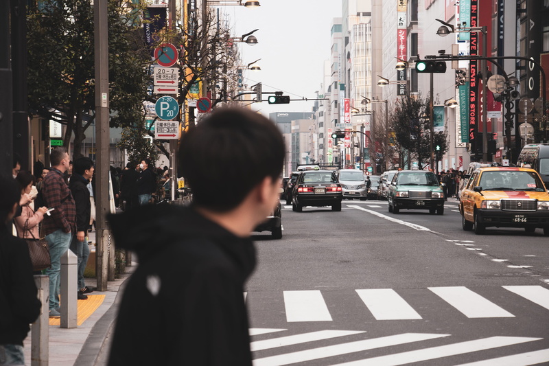 men, mode of transportation, tokyo, leisure activities, lane, city street, vehicle, city, japan, crossing, real people, architecture, city life, transportation