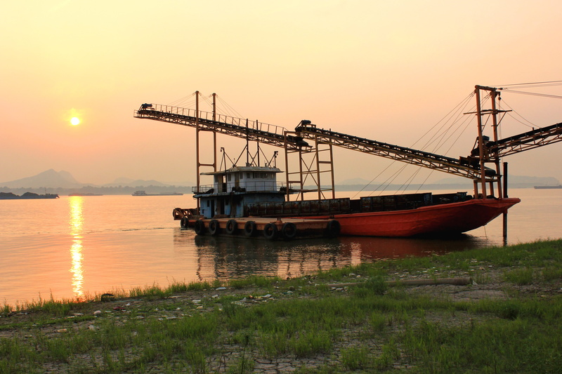 nautical vessel, no people, nature, ship, pier, freight transportation, the yangtze river, crane - construction machinery, steamship, architecture, beauty in nature