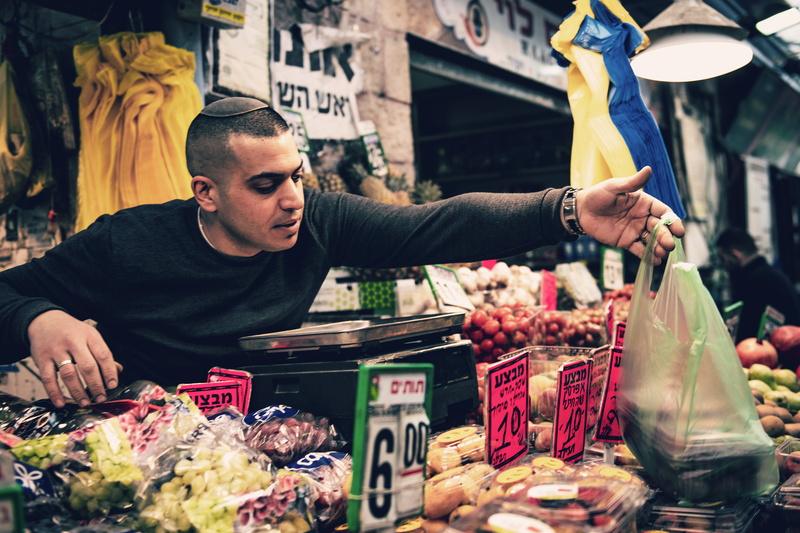green, real people, one person, plastic, finger, variation, hand, retail, 8K, freshness, consumerism, vegetable, sale, market stall, bazaar, business