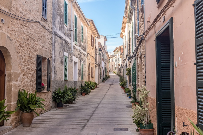 no people, window, diminishing perspective, building exterior, vacations, travel, architecture, narrow, house, mallorca, long, city, outdoors, residential district