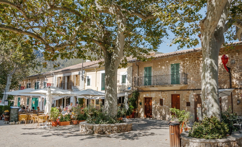 day, table, seat, 1080P, no people, chair, growth, courtyard, sitting, building exterior, recreation, residential district, architecture, chopin, restaurant