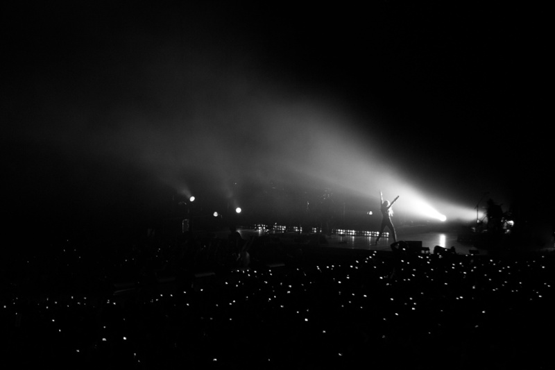 stage, stage light, palau sant jordi, crowd, stage - performance space, illuminated, large group of people, rock music, festival, arts culture and entertainment