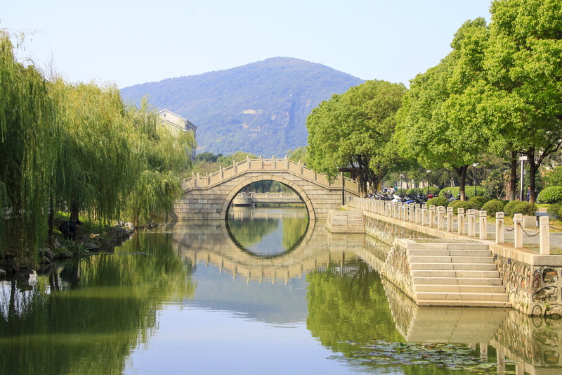 green color, 4K, nature, waterfront, wuxi, plant, running water, bridge - man made structure, outdoors, china, built structure, footbridge, mountain, arch